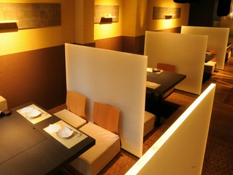 大人の夜のひとときを満喫できる、落ち着いた雰囲気の和空間