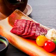 完全熟成を徹底した牛肉は和牛でなくても低価格で上品は味わい。
霜降りの甘さと赤身の旨みを兼ね備えた「はなが黒牛のイチボステーキは絶品です
ご予算に応じて宴会のコースにもご用意ができます。