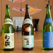 店長おすすめの富山の地酒のラインアップが豊富。富山は、背後にそびえる立山連峰に源をもつ水のおいしさを生かした酒どころ。郷土料理に合わせ、酒蔵ごとに個性を競う富山の地酒を飲み比べしてみては。