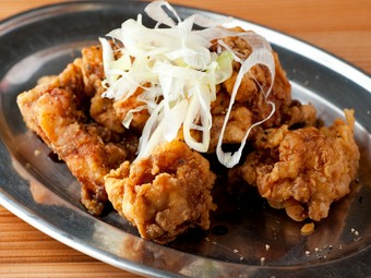 濃い目の醤油味に黒コショウでアクセントを添えた『富山ブラック唐揚げ』