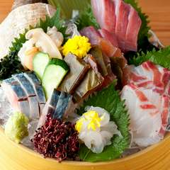 富山直送、鮮度抜群「キトキト」の旬の味が楽しめる『お造り五種桶盛り中』