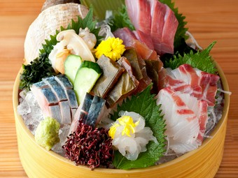 富山直送、鮮度抜群「キトキト」の旬の味が楽しめる『お造り五種桶盛り中』