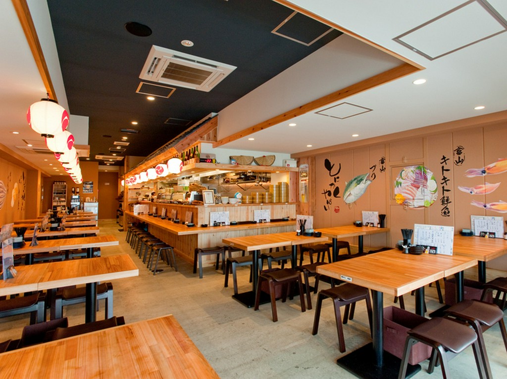 明るい店内で気軽に富山の味を楽しむ