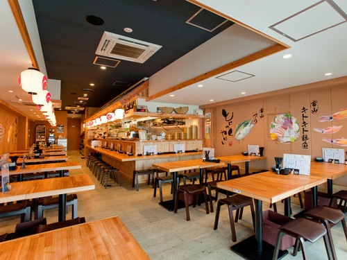 明るい店内で気軽に富山の味を楽しむ