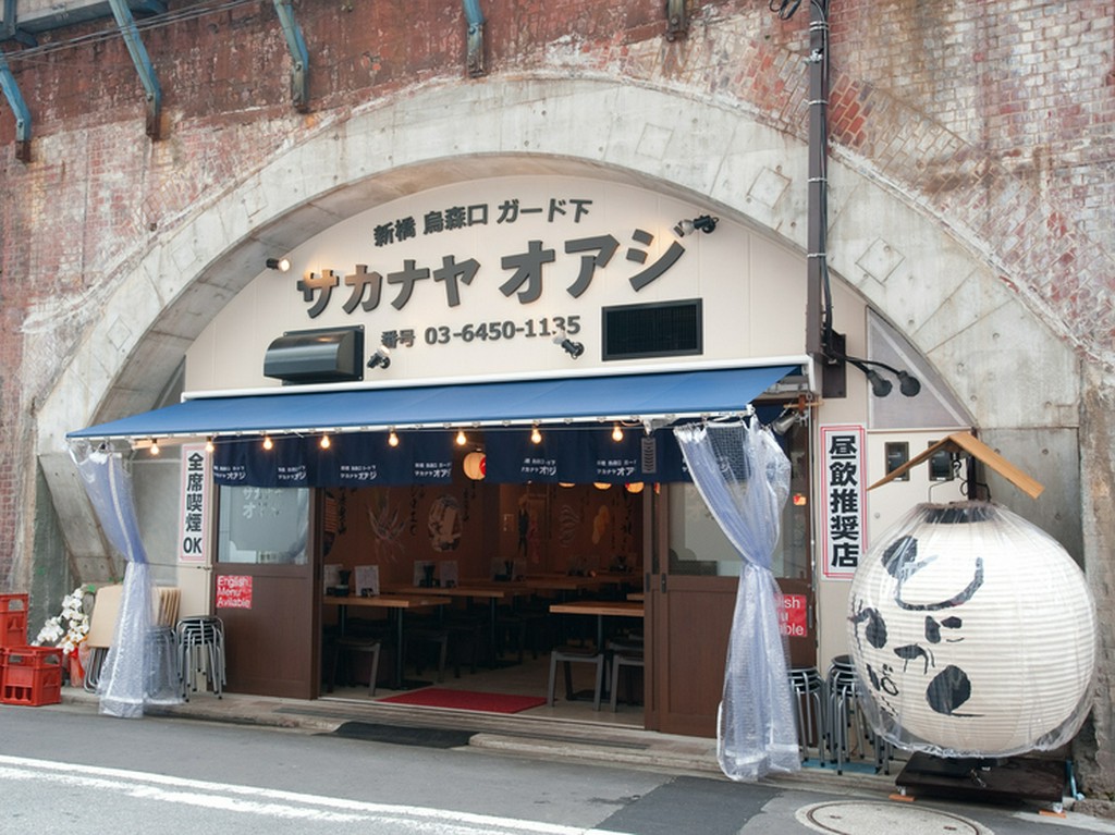 ガード下はサラリーマンの街・新橋にピッタリ