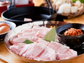 ピリッと辛いスタミナメニュー『霧島ポーク〈赤〉すき焼セット』