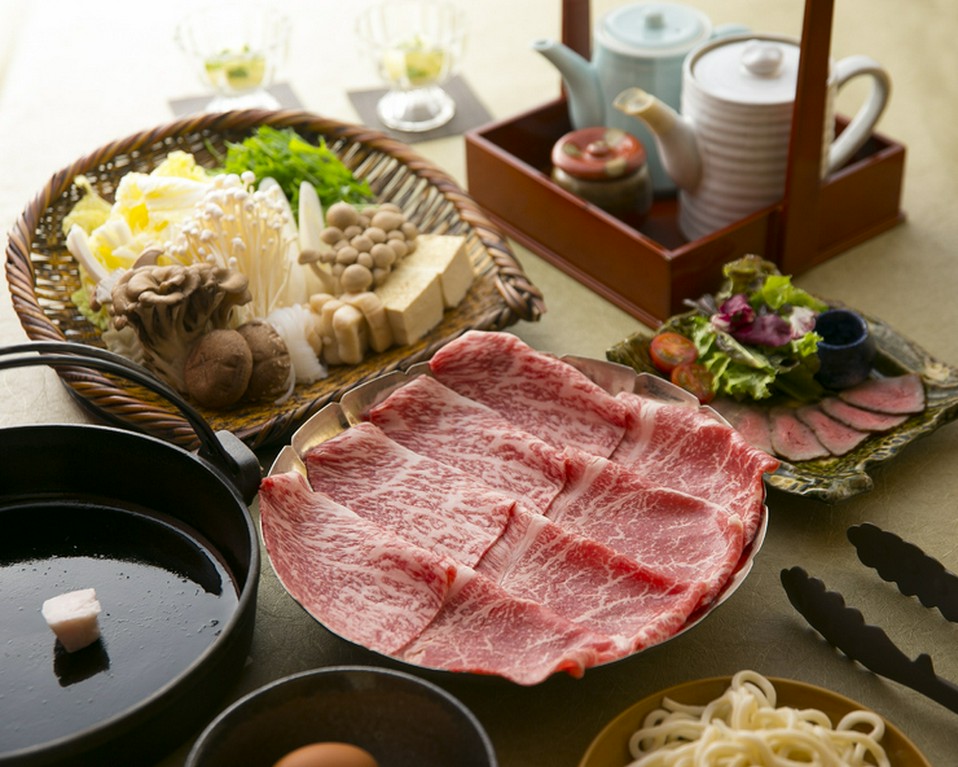 【黒毛和牛A5モモすきやき＋和牛逸品コース】100gのすきやきお手軽コース
クーポン使用で→6780円