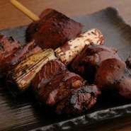 厳選した素材を使ったメニューがたっぷり味わえるのも魅力のひとつ。焼鳥は山梨県産の「朝引き健味鳥」を丸ごと仕入れ、店内で解体するため鮮度抜群です。