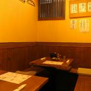 肩肘張らずにリラックスして過ごせる空間。小さなカウンターメインのお店なので、仕事帰りやちょっと食事やお酒を楽しみたい時、ひとりで気軽に立ち寄れます。