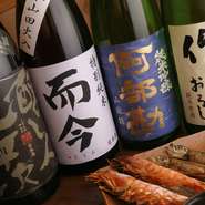 ドリンクメニューも多彩なラインアップ。こだわりの地酒や焼酎をはじめ、ビールやホッピー、カクテルなど、焼鳥や串焼きによく合うお酒が各種揃っています。