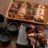 六本セットのおまかせメニュー。いろいろな部位を絶品の自家製タレで楽しめるうれしい一皿。