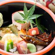 湯葉や生麩の京食材、魚や野菜の旬食材に珍味などを十種、色とりどりにすこしずつお楽しみいただけます。