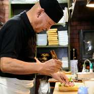 和食一筋40年、「美味しい料理をたくさんの人々に楽しんでもらいたい」と語る店主、岩崎氏。旬の魚介や野菜、肉料理を居酒屋定番メニューとして各種提供しています。老舗居酒屋ならではの雰囲気も抜群のお店です。