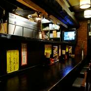 ひとりの食事にちょうど良いカウンター席。本日のオススメを見ながら、軽く一杯飲むのにもピッタリです。老舗居酒屋ならではの落ち着いた雰囲気でリラックスできます。