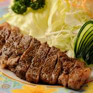 和牛ロースのステーキがリーズナブルな価格で楽しめるのも居酒屋の魅力。しっかり食事ができるお店です。