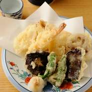 魚介や旬の野菜の天ぷらを楽しめる盛り合わせ。美味しいお酒を楽しみながら食べるのにオススメです。