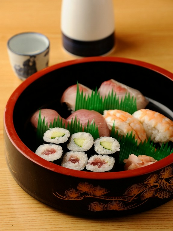 おちょこを傾けながらお寿司をつまむ至福のとき