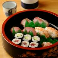本格的なお寿司も楽しめる居酒屋です。和食で鍛えた店主の腕が光る一品。美味しいお酒とともに楽しめます。