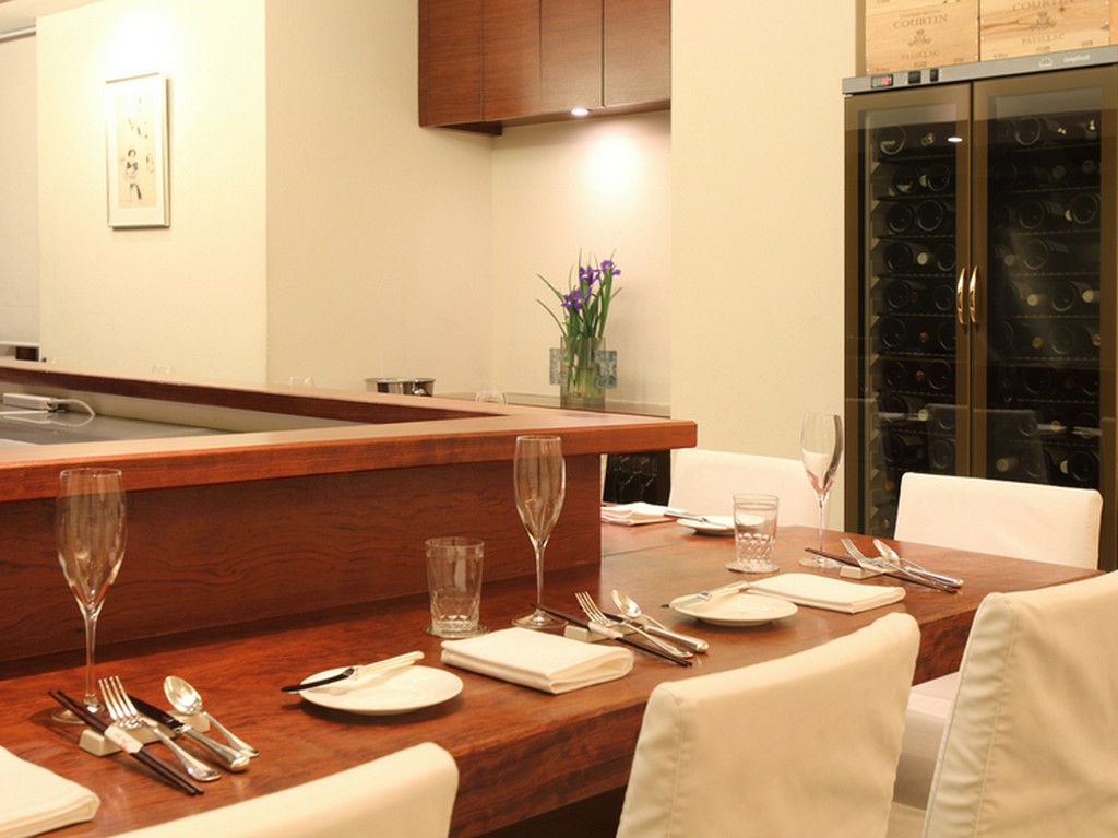 有名作家の絵画や美術がさりげなく飾られた、こだわりの店内