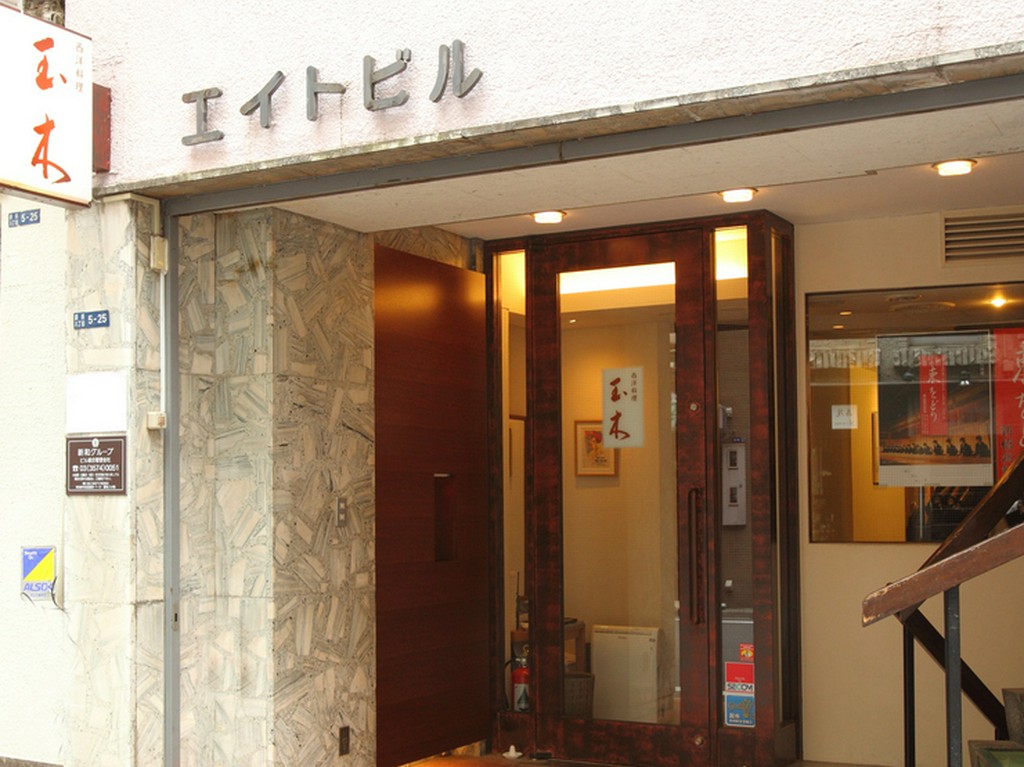 通りに面して掲げられた看板が目印です