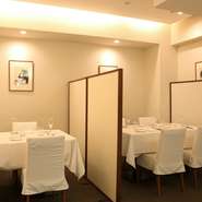 真っ白なテーブルクロスとチェアカバーがレトロモダンを思わせるテーブル席。接待や食事会に人気です。