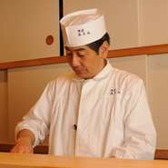 毎日同じ時間に同じ場所へ行くことで市場の信頼を得て、真摯な気持ちで食材と向き合ってつくる日本料理でお客様との信頼関係を築く。銀座の地で13年営んできたご主人のつくる料理からは、誠実な姿勢が伺えます。