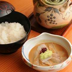 濃厚で深い味わい。深蒸し茶でいただく『鯛茶漬け』