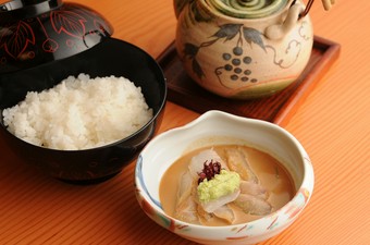 濃厚で深い味わい。深蒸し茶でいただく『鯛茶漬け』