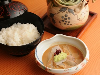 濃厚で深い味わい。深蒸し茶でいただく『鯛茶漬け』