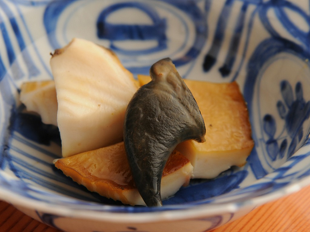 殻ごと蒸してつくる『蒸しアワビ』