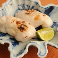 食通の常連に人気の一品。鯛の白子を串にさし、シンプルに焼きあげます。滑らかで濃厚な味わいが特徴です。