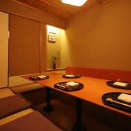 手前にはその日の花が飾られた、堀ごたつ式の和個室。隣の部屋と続け部屋にすれば、会食なども可能です。