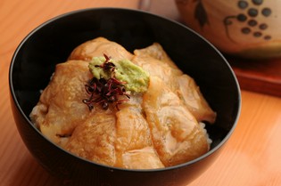 昼・夜問わず人気の濃厚で香り高い『鯛茶漬け』