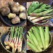 店で使用する食材は、北海道の熟成和牛や九州・唐津の魚介など、信頼のおける産地の生産者から送られてくるものを使います。定番の食材のほかは、求められる質の食材が手に入ったときにのみ届けられます。