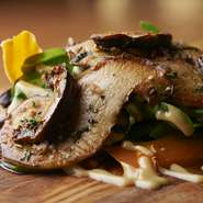 お店には季節感を大切に、おいしさも栄養もたっぷりと含まれた旬の食材が、各契約農家や漁師から直接送られてきます。そうして届いた食材を起点に、メニューを構成していくのです。