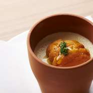 時化で魚介が入らない急場に生まれた奇跡の逸品。とうもろこしのムースと生ウニの甘み、上にのせた一粒の岩塩のバランスが絶妙。