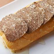 鉄板で魅せる、ノルマンディの伝統料理。トリュフの香りとスフレオムレツのフワっとした食感が美味。