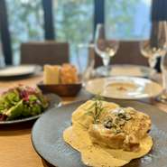 ＊スペシャリテ「とうもろこしのムースと生雲丹」前菜「鮮魚のカルパッチョ」「旬野菜サラダ仕立て」「季節のスープ」「お好きなパスタ」「魚or肉メイン料理」「デザート」食後のカフェと満足度の高いランチコース
