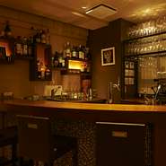 入口より左手側に設けられたBarコーナーにて、お連れ様を待たれる間の１杯...が楽しめます。