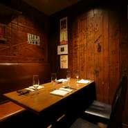 ゆったりと水入らずの時間を過ごせる個室は2部屋完備されています。コネクトすることができ、最大12名までの大部屋にアレンジも可能。記念日や接待など、特別なひと時にふさわしい空間です。