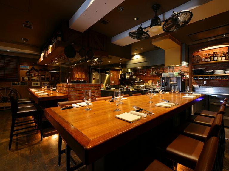 会話を弾ませ、料理やワインに舌鼓を打つワンランク上のランチ会