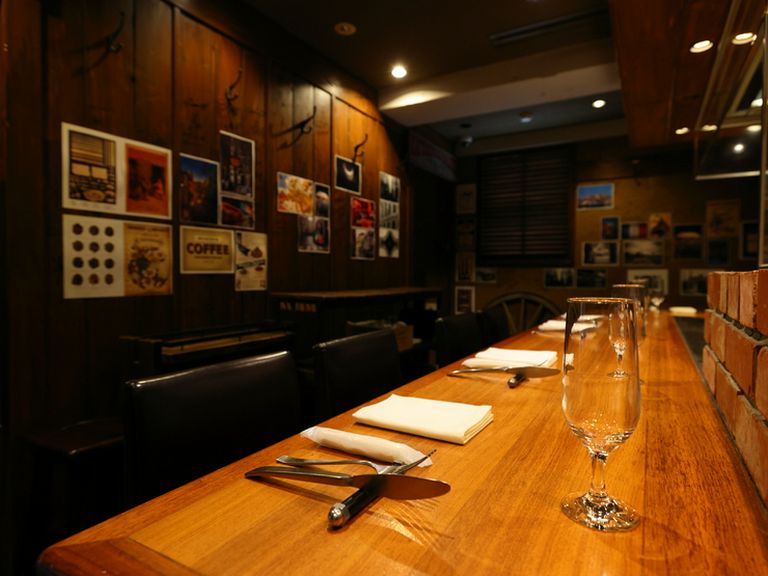 お一人でも気軽に楽しめる、ライブ感満載のカウンター席