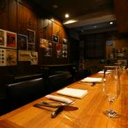 臨場感高まるカウンター席は、一人でもゆったりと食事を満喫できます。目の前で次々に完成されていく美しい料理の様子を見られるのもカウンター席ならではの醍醐味。