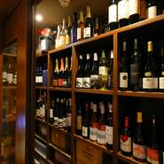 ボトルはもちろんグラスオーダーできる銘柄も充実しています。白ワイン、赤ワイン、シャンパンなど、料理やシーンにピッタリと合う一本をセレクト。プレミアムなケンゾーエステートも揃えられています。
