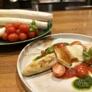 旬の食材と豪華な食材をふんだんに使ったフレンチを、中目黒らしいおしゃれな空間で。
鉄板×炭火で仕上げる料理は、クラシックもモダンも楽しめる大人のご褒美ごはん。
気取らず美味しい、でもちゃんと特別。