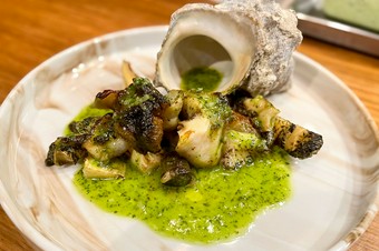 蝦夷アワビの鉄板焼き、焦がし肝バターソース