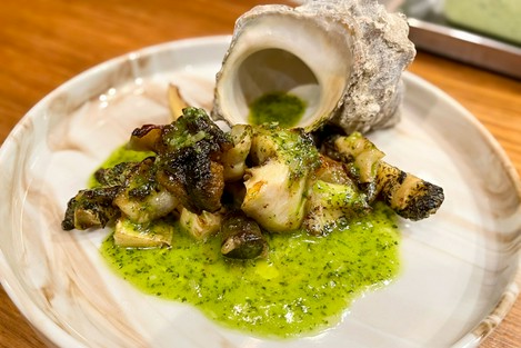 蝦夷アワビの鉄板焼き、焦がし肝バターソース