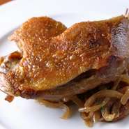 冷蔵庫のなかった時代からつくられていた保存食。塩漬けにしてから鴨の脂でじっくりと低温で火入れしています。皮目はパリパリに焼き上げるのがポイントです。リヨン風ポテトを添えるのが伝統的なスタイル。