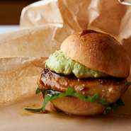 ブロックスに来たなら是非食べたいメニュー！！
不動の人気を誇る贅沢なバーガー
ミニサイズで食後にもペロリと食べられる最高の一品

ぜひご賞味ください！