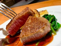 本コースのメイン料理は、希少な牛フィレ肉の更に中心部分、鉄板＆炭火で焼き上げる「シャトーブリアン」